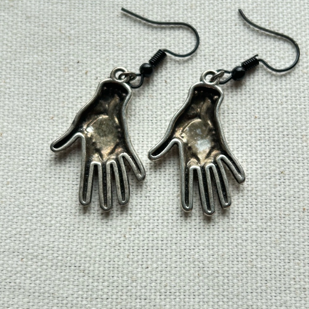 SPOOKY HALLOWEEN DROP 🎃💀🩷 Earrings 2 for 20$!!! - Picture 3 of 4